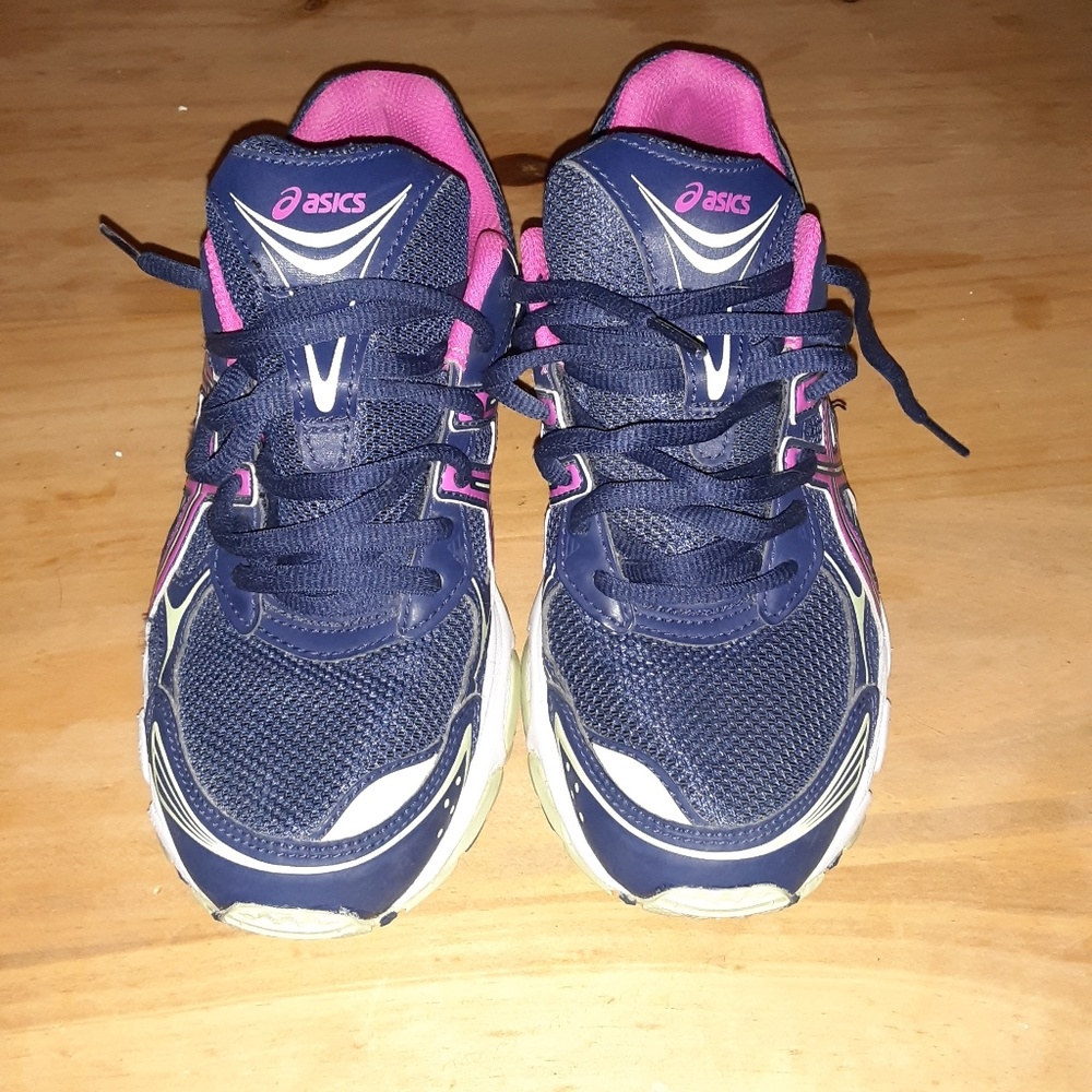 Tennis shoes